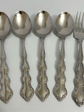 Oneida Deluxe Community Flatware Mozart set of 4 oval soup spoon & 1 Dinner Fork